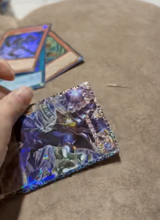 pg电子游戏官网官方网站-最惨一剪没！玩家失手剪坏百万元卡片：抱头哀嚎